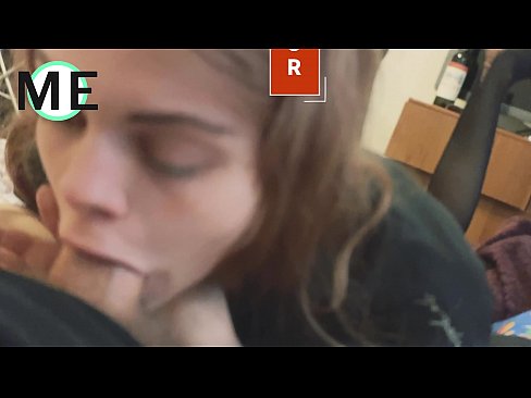 ❤️ Πούτσος στο λαιμό της, σκισμένο καλσόν και σκισμένα τακούνια ️ Όμορφο πορνό ❤